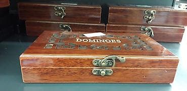 idman şort: Taxta qutuda domino dəsti - Klassik “Dominoes” yazılı taxta qutu — 2