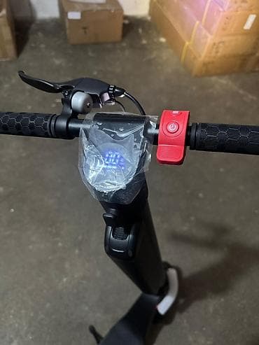 elektro gitarlar: X 8 modelioturacaqlı qara elektrik skuter. Bu model səyahətlər və — 3