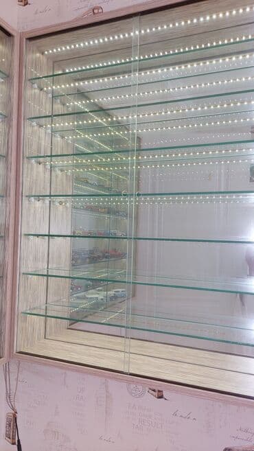 Avtoservis avadanlıqları: Şüşə qapıları olan vitrin, model avtomobillər kolleksiyasını səliqəli — 5