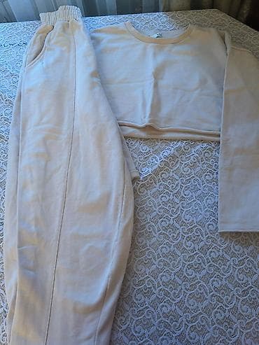 dest geyimler: Bej rəngli qadın ev-dəstı (2 hissəli) - Üst: qısa kəsimli sweatşört — 2