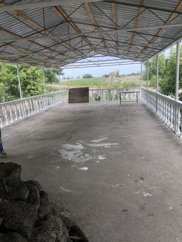 bağ evinde qalmaga aile axtarilir 2022: Ağ rəngdə, geniş sahəyə malik, bir mərtəbəli bina. Bina müxtəlif — 10