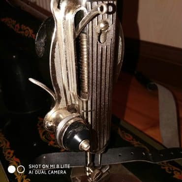 kohnə tikiş maşınları: 20ci eserden qalma qedimi tikis el masinidir.Tamamile islek — 2