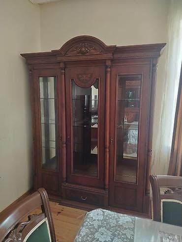 Klassik üslubda vitrin şkaf - Material: təbii ağac karkas, cilalanmış