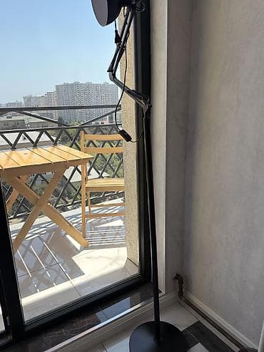 isig: Satılır: 2-ci el döşəmə tipli lampa Hündürlük: təxminən 2 metr - — 2