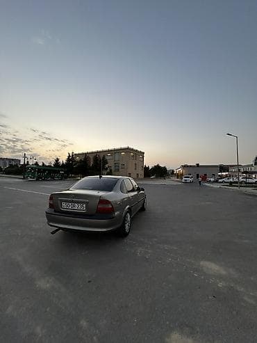 Opel Vectra: 1.8 л | 1986 г. 224000 км Седан — 6