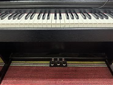 işlənmiş piano: Rəqəmsal pianino – klassik korpusda, 88 klavişli tam ölçülü klaviatura — 2