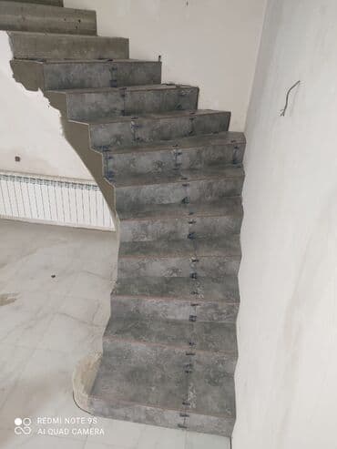 mermer kafel: Bu kirəmitlər evin müxtəlif yerlərində, o cümlədən mətbəxdə divar — 2