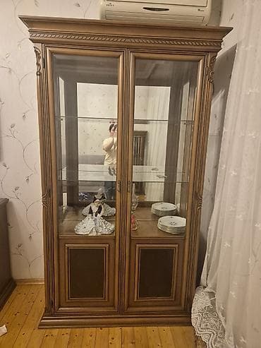Klassik üslubda vitrin şkaf - Material: taxta karkas, şüşə ön və yan