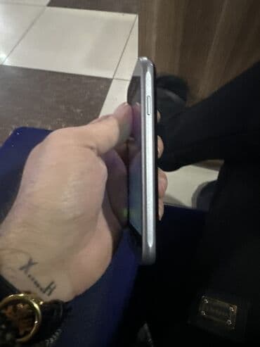 ВАЗ (ЛАДА): Samsung Galaxy J1, 4 ГБ, цвет - Черный, Две SIM карты — 3