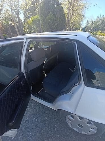 bu avtomobil traktor variantı: Daewoo Nexia sedan, 4 qapı, ağ rəng. - Kuzov: kompakt sedan, ön — 6