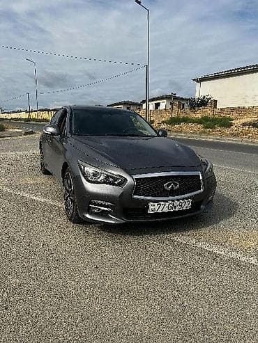 Infiniti Q50 sedan – boz metallik rəng, dinamik və zərif dizayn
