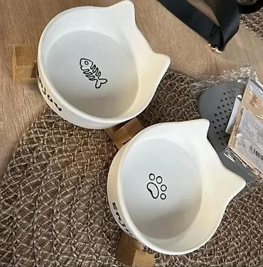 Yuvalar: Yeni, pişik və it yemək və su qabısı. ikili keramik qab taxta altlıqla — 2