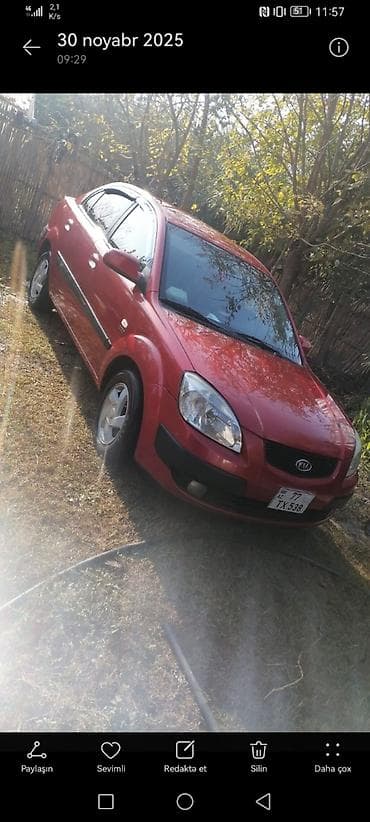 disk teker opel: Qırmızı rəngli kompakt sedan. Xüsusiyyətlər: - Kuzov: 4 qapılı sedan — 5