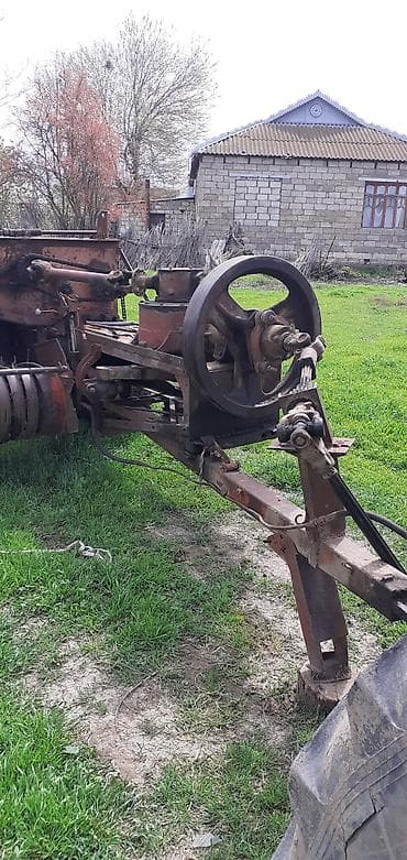 traxtır satışı: MTZ Belarus traktoru və arxa qoşulan saman yığan/pressləyən avadanlıq — 8