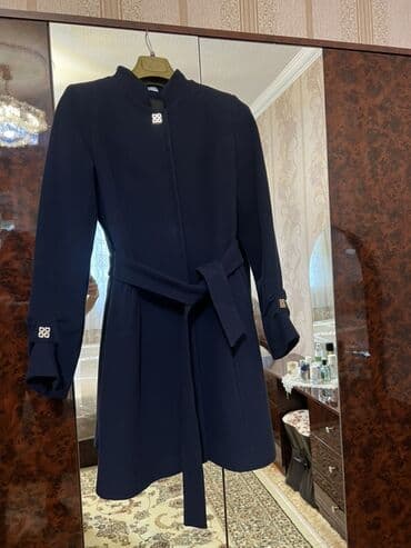 hamilə qadınlar ucun şalvarlar: Qadın palto dəsti - Model 1: Tünd göy rəngli, beldən kəmərli, dizüstü — 2