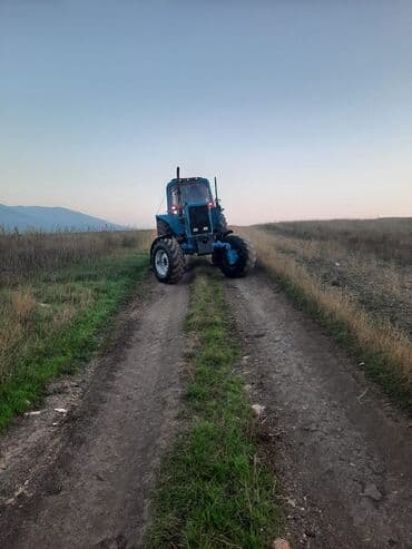 kamaz su masini: Mavi rəngli təkərli kənd təsərrüfatı traktoru. Əsas xüsusiyyətlər: - — 4