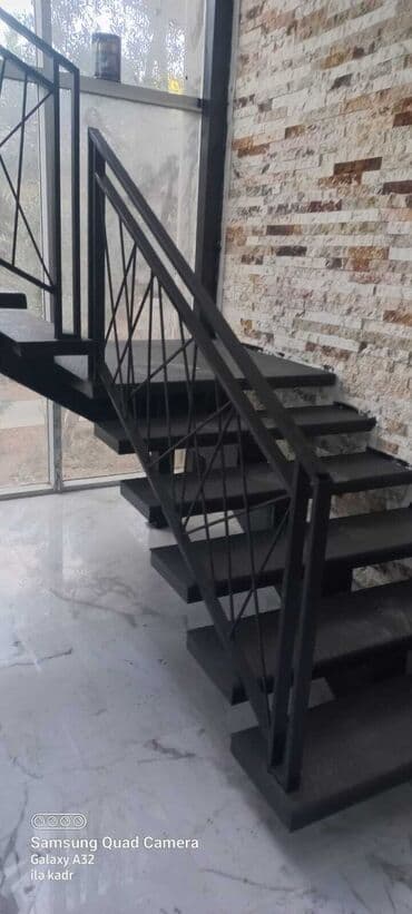 железные лестницы для дома: Qara metaldan hazırlanmış, müasir üslubda pilləkən. Pilləkənlər daxili — 2