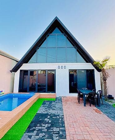 A‑frame dizaynlı müasir bağ evi - Geniş vitrajlı fasad, yüksək tavan