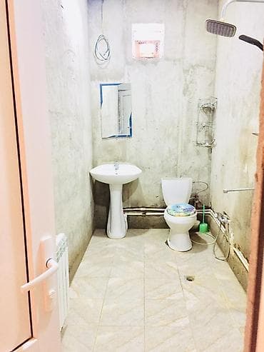 дом с цокольным этажом и гаражом: 3 otaqlı ev – mebel və texnika ilə - Geniş mətbəx: qırmızı-ağ rəngli — 9