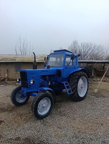 traktor 28: Mavi rəngdə təkərli traktor – Belarus (MTZ) tipli - Güclü dizel — 1