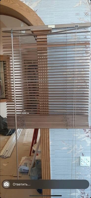 Jaluz, 

1.60 x 0.68…