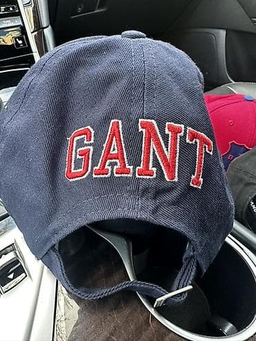 baş geyimi: GANT qara-mavi beysbol papağı - Ön hissədə iri, teksturalı “G” — 2
