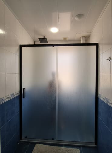 Kafel və bitirmə daşları: Qara çərçivəli sürüşən şüşəli duş kabinəsi. Mat şüşəsi duş qəbul — 1