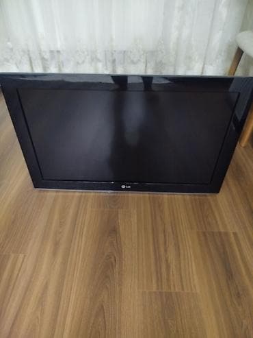 LG plazma televizor. Qara rəngli, geniş ekranlı modeldir. Ön hissədə
