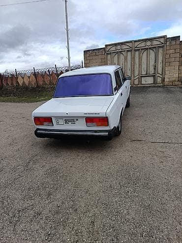 vaz 2107 abirsofka: VAZ 2107, ağ rəng, sedan gövdə. Klassik dizaynlı, 4 qapılı, arxa — 6