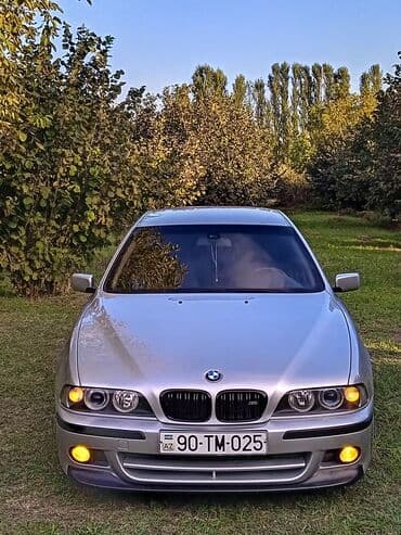 Yağlar və avtokimyəvi maddələr: BMW 5 Series E39 sedan – gümüşü rəngdə, M paketli görünüş.Mator — 8