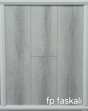 ağ laminat: Ağac teksturası olan açıq boz rəngli laminat döşəmə panelləri — 1