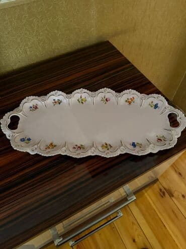 Zərif naxışlarla bəzədilmiş, saplı, dalğalı kənarları olan oval