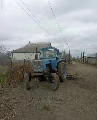 bmw 36 fara: Mavi rəngli təkər arxası traktor, kabinəli. Ön dar təkərli (2WD) — 2