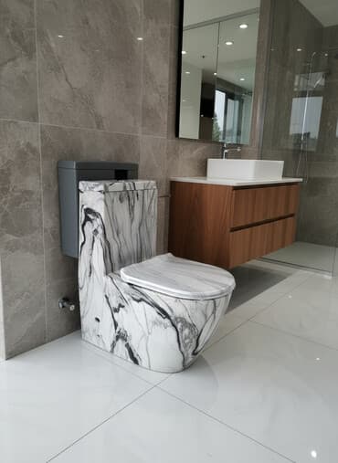 Mərmər naxışlı dizaynda hazırlanmış bu unitaz müasir vanna otaqları