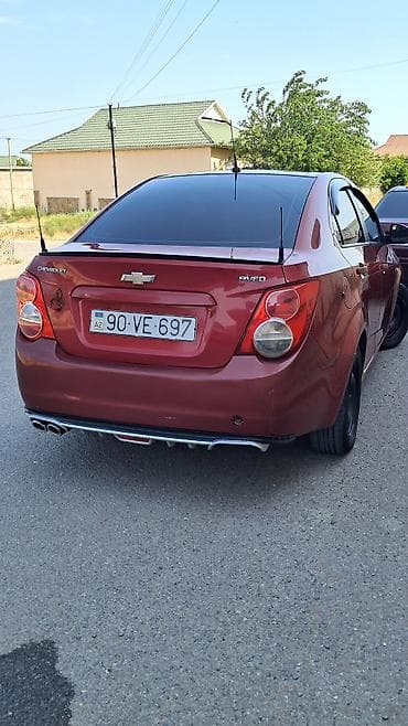 yan guzgu s: Chevrolet Aveo sedan – qırmızı rəng, 4 qapı. Texniki və komfort — 3