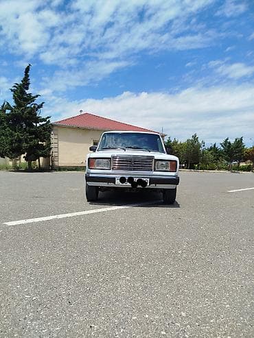 zaslonka satilir: VAZ 2107, ağ rəng, sedan kuzov. salon yeni yigilib Xarici görünüş: - — 1