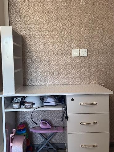 Ağ rəngli kompakt iş masasının satışı. Xüsusiyyətlər: - Material