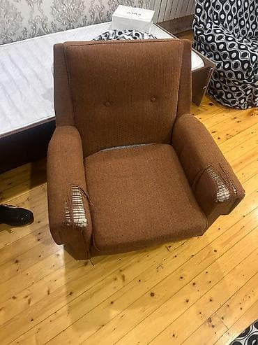 Divan və kreslo satılır İşlənmiş divan və kreslo dəsti satılır. ✔