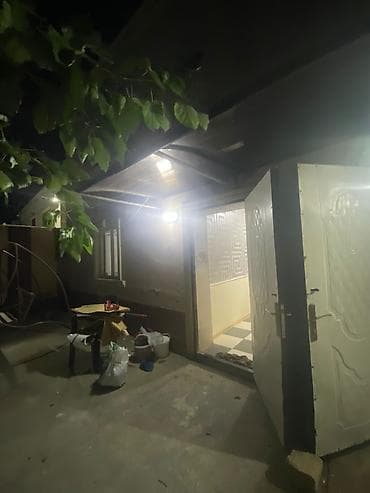 Geniş həyəti və ayrıca girişli otaqlar təqdim olunur. Xüsusiyyətlər