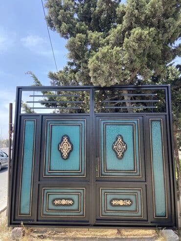 demir qapi bezekleri: Qara rəngdə, bürünc elementlərlə bəzədilmiş metal qapı. Qapının — 4