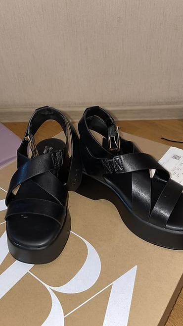 Qadın üçün qara rəngli platformalı sandal - Model: İri altlı, açıq