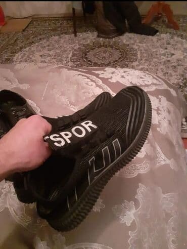 кросовки: Gencede satilir Qara rəngli idman ayaqqabısı razmer 40 — 1