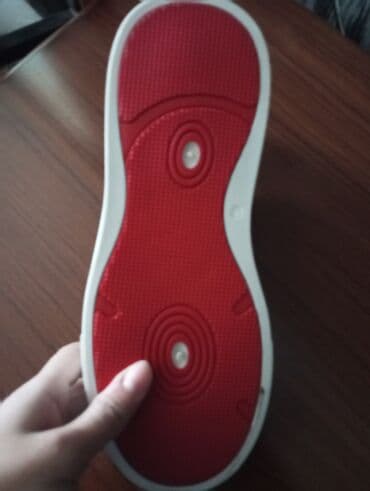 kişi şap şapları: Qara rəngli kişi gündəlik ayaqqabısı - Minimalist dizayn: mat qara — 2