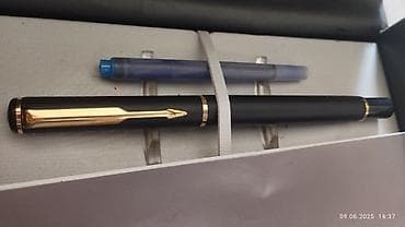 Qara rəngli, qızılı detallı Parker qələmi. Zərif dizaynı ilə seçilir