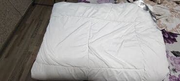 ədyal: Ağ rəngli yorğan – yumşaq, yüngül və isti. Dördkünc tikili (kvadrat — 1