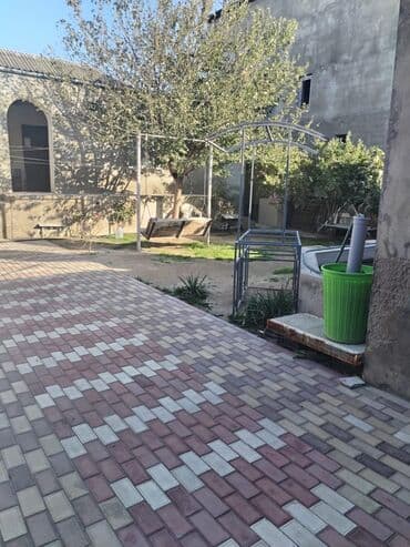 Qarajlar: 4 otaqlı, 140 kv. m, Orta təmir — 2