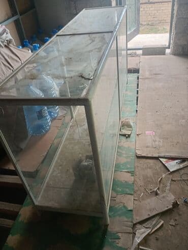 işlənmiş vitrinlər: Şüşə vitrin stendləri - Material: temperli şüşə panellər, metal — 1