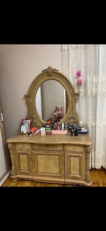kamod modelleri: Klassik üslubda makiyaj masası və güzgü dəsti - Material: bərk ağac — 1