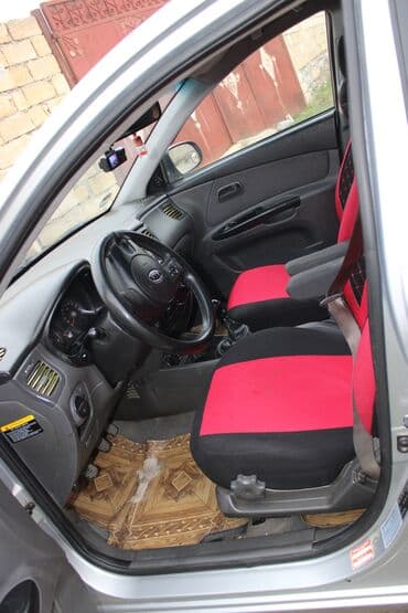 15 disklər: Kia Rio hatchback – gümüşü rəngdə, 5 qapılı şəhər avtomobili. Xarici — 12