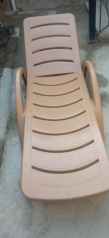 islemis mebeler: Plastik şezlong – tünd bej rəngdə, bağ, hovuz və çimərlik üçün rahat — 2